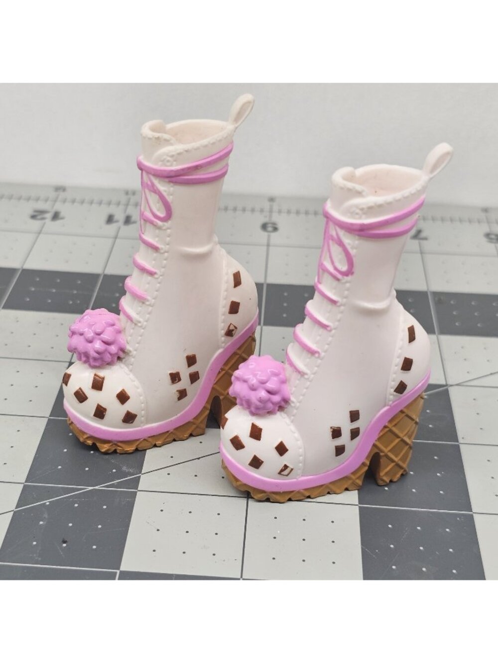 2015 Bratz Doll Ice Cream Cone Boots Shoefie Snaps Sweetest Pair